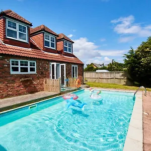 The Coastal Gem - Private Heated Pool - Hot-tub Villa Flamborough